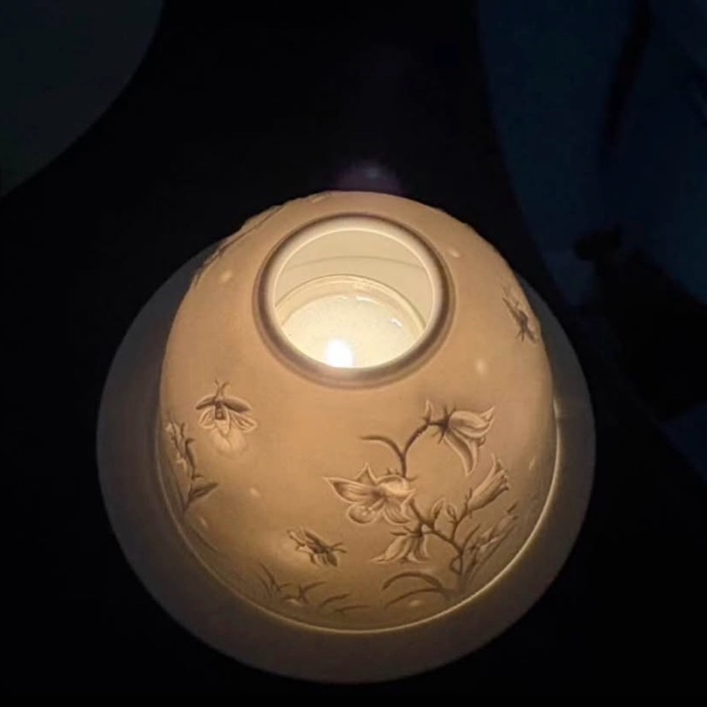 Elegant Cream Porcelain Dome Lamp - Picture 3 of 4